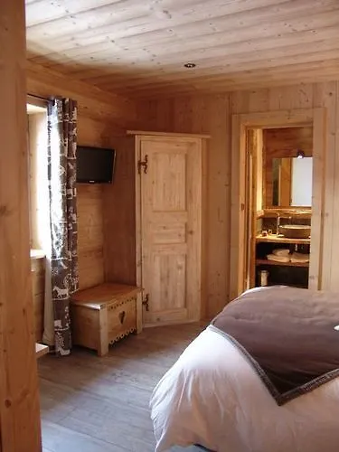 Chez La Fine Bed & Breakfast Les Gets 3*,  France